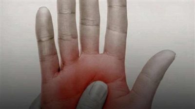 تنميل اليدين أثناء النوم.. عرض بسيط قد يخفي وراءه أمراض خطېرة