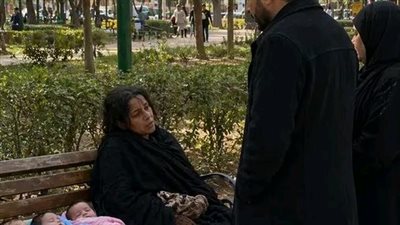 خرج مليونير في نزهة مع والدته… فتجمّد عندما وجد زوجته السابقة نائمة مع ثلاثة رُضّع