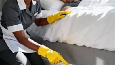 كانت مجرد عاملة تنظيف… لكن ما اكتشفته خلف الجدار أنقذ حياة مليونير!