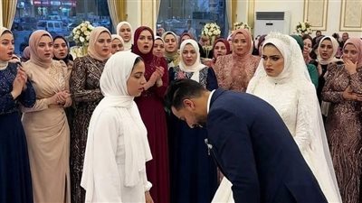 قالت عني فقيرة ومنعتني من زفافها… لكن عندما رآني العريس انحنى أمامي وانقلبت القاعة رأسًا على عقب