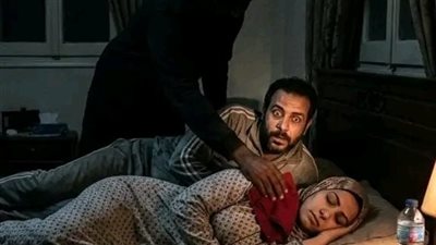 الرجل الغريب والمنديل الأحمر