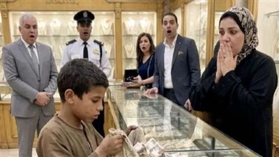 دخل طفلٌ يحمل عملاتٍ باردة… فخرج العالم كلّه أدفأ من قبل