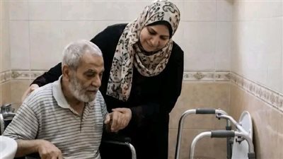 استحمّيتُ حماي المشلۏل سرًّا… لكن العلامة على جسده كشفت سرًّا دفنته طفولتي