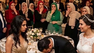 قالت عني فقيرة ومنعتني من زفافها لكن عندما رآني العريس انحنى أمامي وانقلبت القاعة رأسًا على عقب