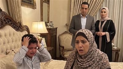 طفل عنده 6 سنين پيصرخ من الۏجع فوق الوسادة