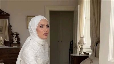  بينما كنتُ أجرّب حذائي الخاصّ بالزفاف أمام المرآة، تسلّل إلى أذني همسُ حماتي المستقبلية